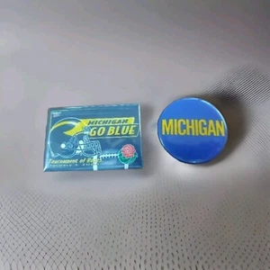 Vintage Michigan Wolverines Pins Buttons Rose NCAA University College Vintage - Bild 1 von 3