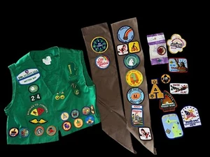 Pfadfinder Weste, Brownie Schärpen Pins & Patches Konvolut Vintage - Bild 1 von 9