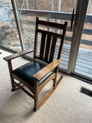 Silla basculante STICKLEY de roble aserrado con cuarto macizo Mission Arts & Crafts; asiento de cuero Foto 1 de 4