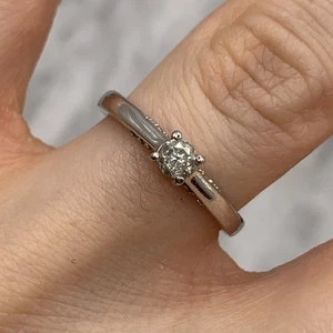 Anillo solitario de diamantes de oro de 9 quilates con detalles para el hombro de oro blanco de 375 de 9 quilates - talla J 1/2 - Imagen 1 de 15