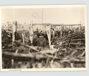 Foto de prensa de estadounidenses ampliando trinchera y fortaleciendo muros Primera Guerra Mundial Europa 1918 - Imagen 1 de 2