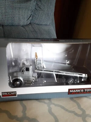 NIB 1/64 Silver International IH 8600 Rollback Silver Bed Tow Truck SpecCast - Image 1 of 4