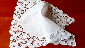 V39 HANDM FRANZÖSISCHES 19.JH FEINSTES LEINEN HOCHZEITSTASCHENTUCH BREITE HERZOGESSE SPITZENBORDÜRE - Bild 1 von 9