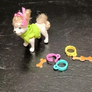 Perro cachorro Polly Pocket con collares intercambiables, chaleco y huesos de perro - Imagen 1 de 4