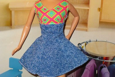 Ropa Muñeca Barbie Mattel ~ Etiqueta Rosa Años 90 ~ VESTIDO Estampado DENIM SIN MANGAS Foto 1 de 4