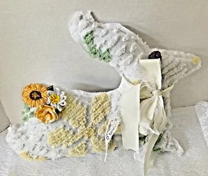 Almohada decorativa de chenilla artesanal de conejito de Pascua 15x12 blanca con flores de seda - Imagen 1 de 7