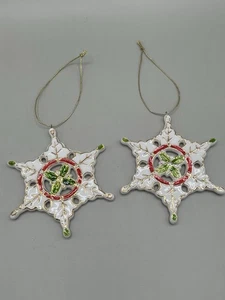 Vintage Schneeflocke Weihnachtsschmuck 2er Set weiß Porzellan mit grün rot gold - Bild 1 von 5