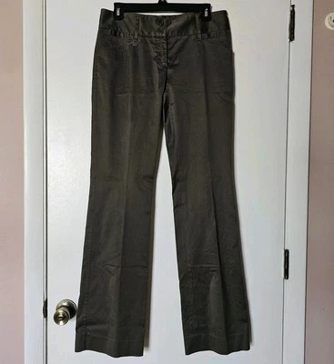 Pantalones clásicos de talle bajo a medio de lujo de Dolce & Gabbana en color topo suave y ligeramente acampanado Foto 1 de 4