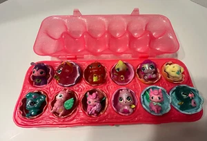 Hatchimals verschiedene Tierfiguren glitzernd rosa Eierkarton Koffer Set O 12 mit Schale - Bild 1 von 10