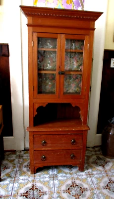 Antiguo Pino Vendedor Muestra 65" Gabinete Doble Vidrio Puertas Talladas Moldura Foto 1 de 4