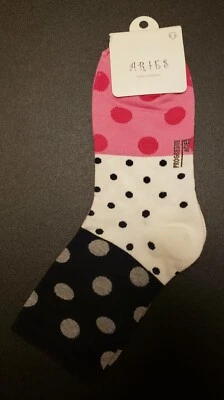 Calcetines al tobillo de algodón peinado a lunares hechos en Corea Foto 1 de 2