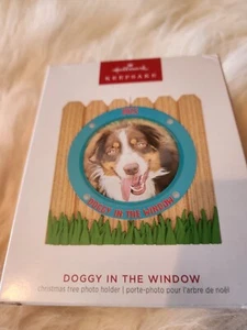 MIB Hallmark 2023 HUND IM FENSTER Foto Halter Andenken Orn - KOSTENLOSER VERSAND - Bild 1 von 2
