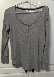 Camisa de manga larga Victoria’s Secret para mujer talla grande gris con brillo plateado - Imagen 1 de 3