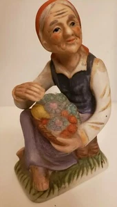 Estatuilla vintage de ancianas sentadas con cesta de verduras Japón - Imagen 1 de 6