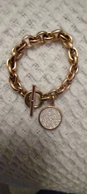 Pulsera Michael Kors 7" Oro Rosa Palanca MK Monograma Disco Cristales Foto 1 de 2