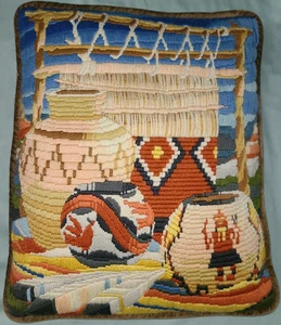 Vintage Crewelwork Kissen, Südwest Indianer Keramik Federn Webkorb - Bild 1 von 12