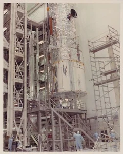 STS-31 Hubble Space Telescope Preparation 1989 NASA - Original NASA Photo - Picture 1 of 2