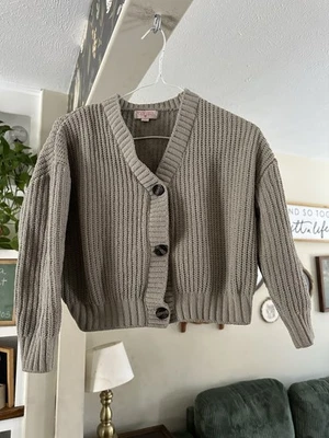 Cardigã suéter Poof Girl cropped botão para cima bronzeado tamanho médio juvenil - Imagem 1 de 4