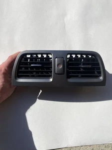 Subaru Impreza WRX und STi Heizungsentlüftung oben Armaturenbrett Mitte mit Warnblinkschalter - Bild 1 von 5