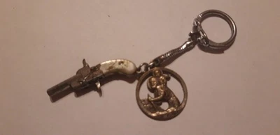 Portachiavi con pistola e santino - Immagine 1 di 3