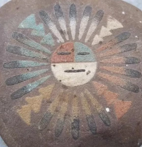 Pisapapeles estilo nativo decoración de roca fieltro sol tribal arte piedra plana  - Imagen 1 de 6