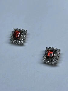 Pendientes de tachuelas de halo y granate de oro amarillo de 14 K rojo corte princesa 4x4 mm - Imagen 1 de 7