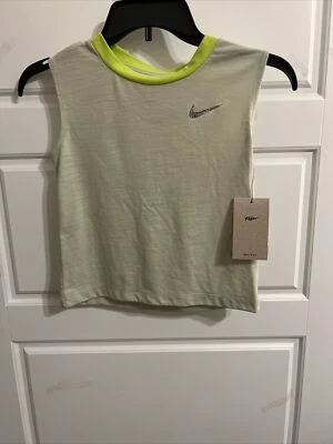 Nueva con etiquetas Camiseta sin mangas Nike Niñas Pequeña Dri-Fit Yoga Olive Aura (Verde) Precio de venta sugerido por el fabricante $35 Foto 1 de 2