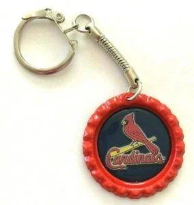 Llavero con tapa de botella de los Cardenales de San Luis en tono plateado - Imagen 1 de 1