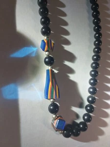 Collana di perline nere bigiotteria costume moda vintage con vortice colorato - Foto 1 di 14