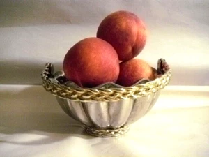CESTA DE METAL MACIZO CON MANGO TRENZADO TONO DORADO 1994 INTERNATIONAL SILVER CO - Imagen 1 de 13