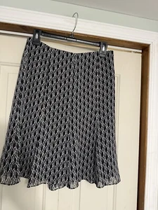 Express Skirt Size 4 Knee Length Geo Print Flounce 100% Silk Black Gray Career - Picture 1 of 5