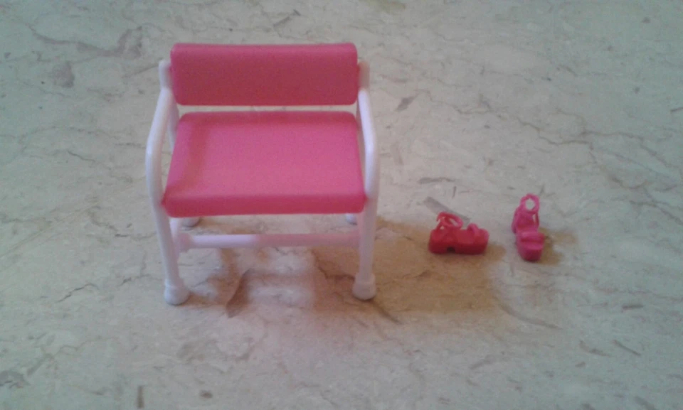 Sedia in plastica + scarpe casa bambole scala 1/6 - Immagine 1 di 4