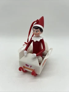 Dunkin Donuts 2022 Elfo en el Estante en Trineo Adorno de Navidad - Imagen 1 de 10