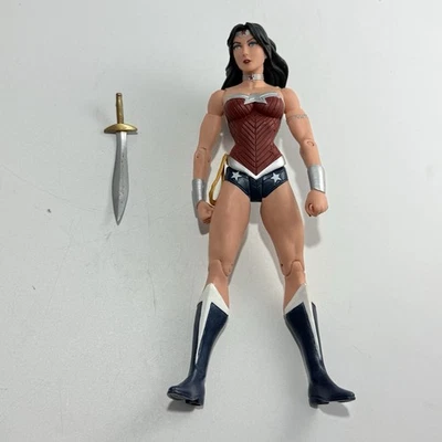 DC Essentials 神奇女侠可动人偶 DC 收藏品 Mcfarlane DC Multiverse — 第 1/3 张图片
