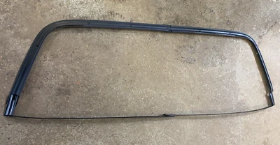 Guarnição de janela interna traseira Dodge Challenger 1970-74 estado perfeito - Imagem 1 de 4