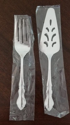 Nuevo Lote de 2 Cubiertos Towle Supreme "Baroness" Tenedor de Carne Fría y Servidor de Pasteles Foto 1 de 3