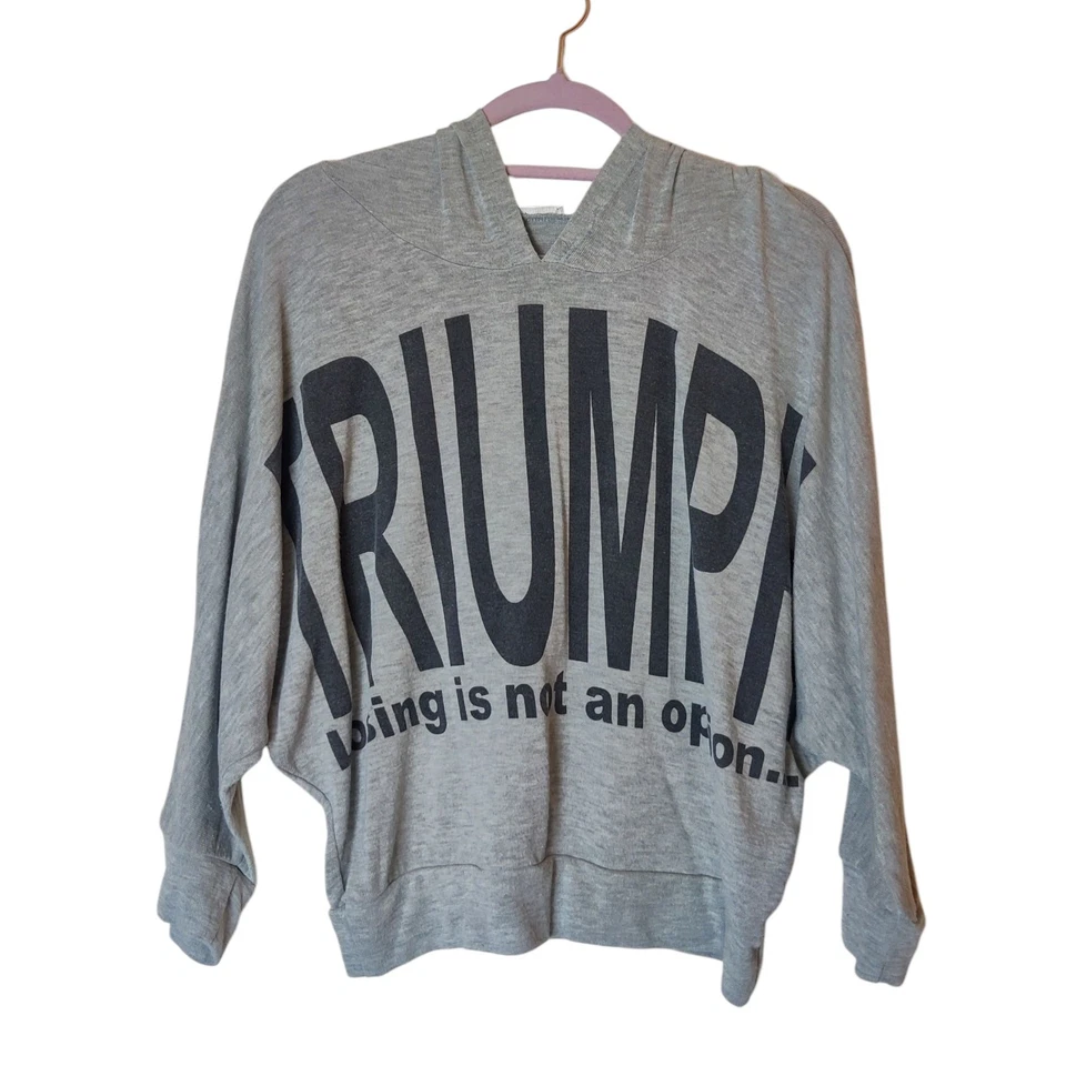Sudadera con Capucha Poetry Triumph Deletreada Gráfica Gris Recortada Relajada Mediana Foto 1 de 4