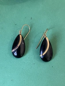 Beautiful Pear-Shaped Onyx Drop Earrings in 14kt Yellow Gold. Earwire Earrings - Picture 1 of 3
