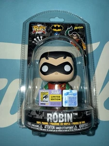 Funko Pop! SDCC Comic Con 2025 DC Robin Clamshell LE 2010 *IN HAND* - Picture 1 of 1