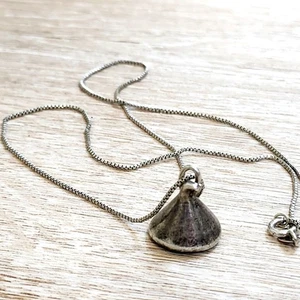 Collar colgante de plata de ley con chispas de chocolate Hershey Kiss - Imagen 1 de 5