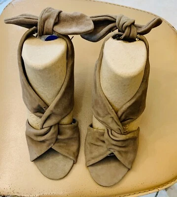 Novo com etiqueta TRINA TURK sandálias de camurça natural 6,5 M ($100) salto alto, laço amarrado  - Imagem 1 de 4