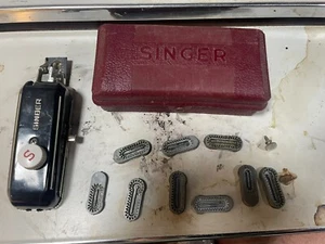 SINGER BUTTONHOLER W/ MAROON CASE 9 TEMPLATES 1952 FEATHERWEIGHT SEWING MACHINE - Picture 1 of 7