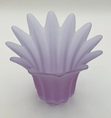 "Candelabro o jarrón de vidrio satinado lavanda, ráfaga estriada soplada a mano en muy buena condición 5,5""" Foto 1 de 4