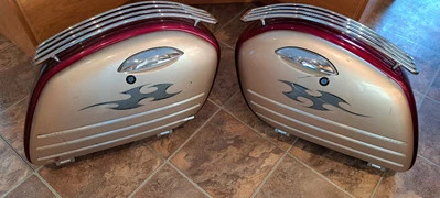 Alforjas rojas Kawasaki Nomad 1500 usadas OEM Foto 1 de 4