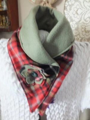 Bufanda polar reciclada reutilizada hecha a mano flor rojo oliva negro cierre a presión Foto 1 de 2