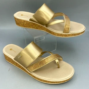 Bzees Bora helle Damen-Riemensandale 10 W goldverziert Freizeit Slipper Keilabsatz - Bild 1 von 8