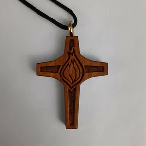 Tasca/collana in legno croce sacra cuore cattolica con cartoncino - Foto 1 di 5