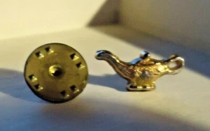 Pin de corbata vintage de 5/8"" x 3/8"" lámpara de Aladdin color dorado - Imagen 1 de 3