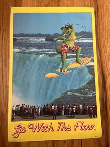 Póster de dinosaurio surfista vintage "Go With The Flow" 21"x14" B Of A Inc años 80 - Imagen 1 de 4