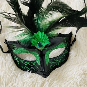 Elegant Green and Black Feathered Masquerade Eye Mask - Picture 1 of 3